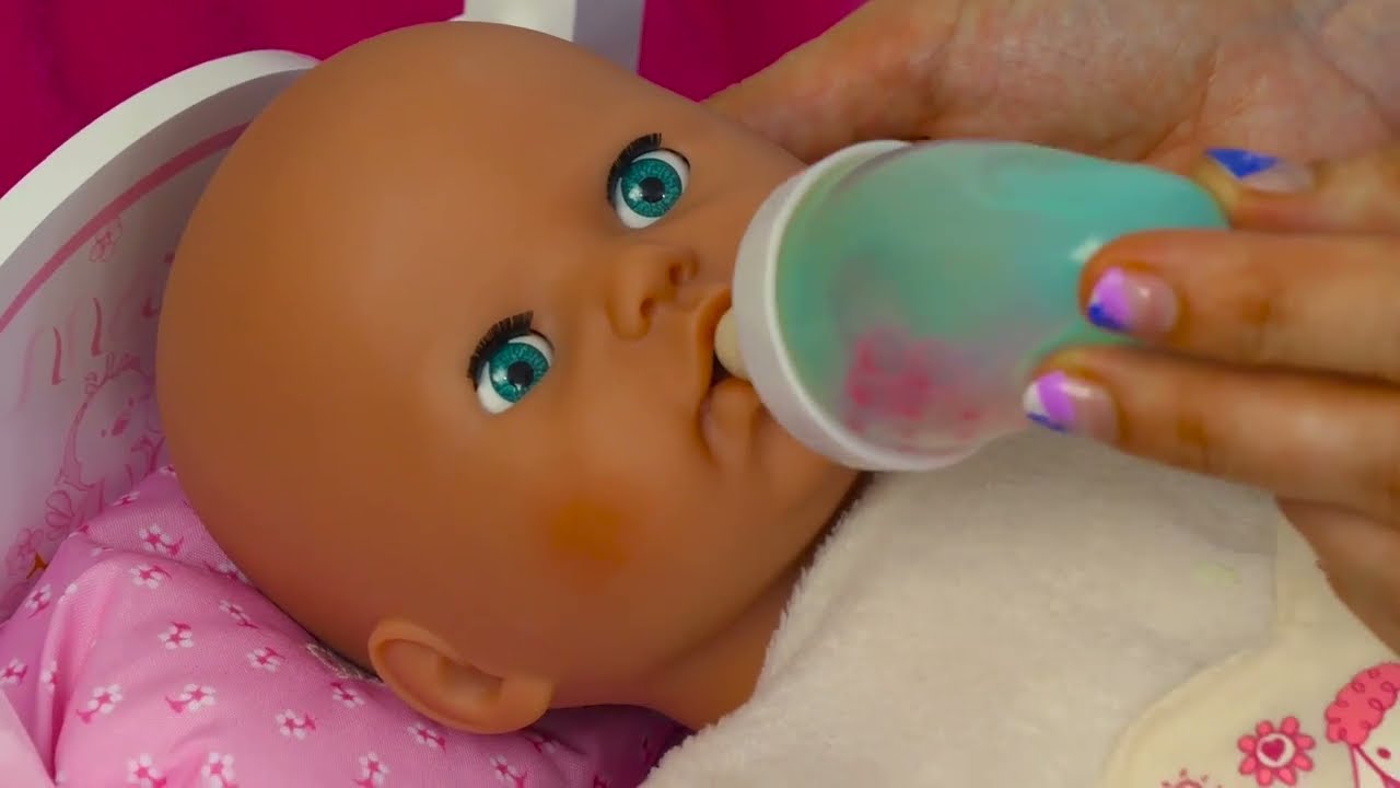 Oyuncak bebekle doktor oyunu. Sakin çocuk videosu.
