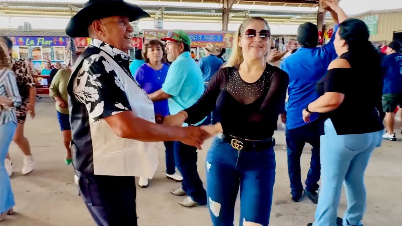 Disfrutando del baile en la pulga de Álamo Texas RGV 