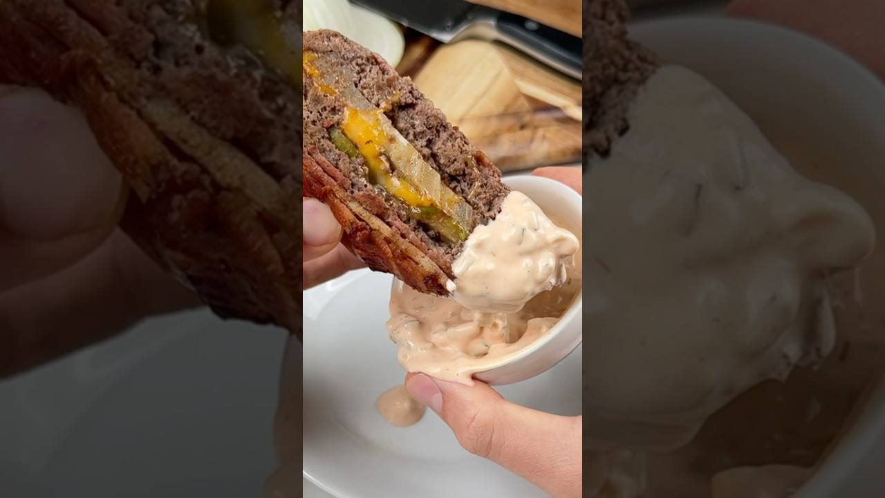 Бургер с начинкой, завернутый в бекон 🍔😋🙌