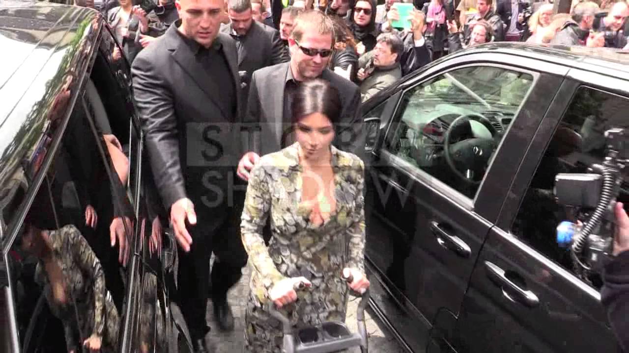Kim Kardashian and Kanye West leave their appartment with baby North in a stroller
