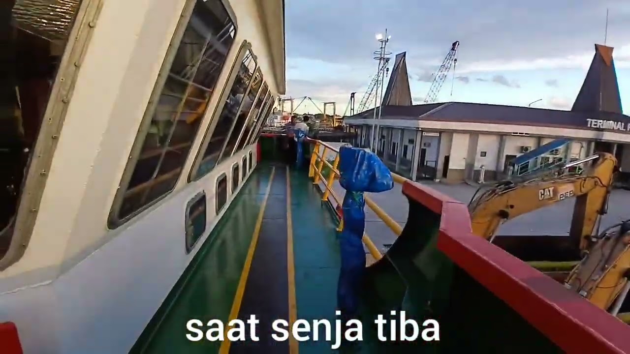 sandar di dermaga pelabuhan Waingapu Sumba NTT dgn senja yg indah 