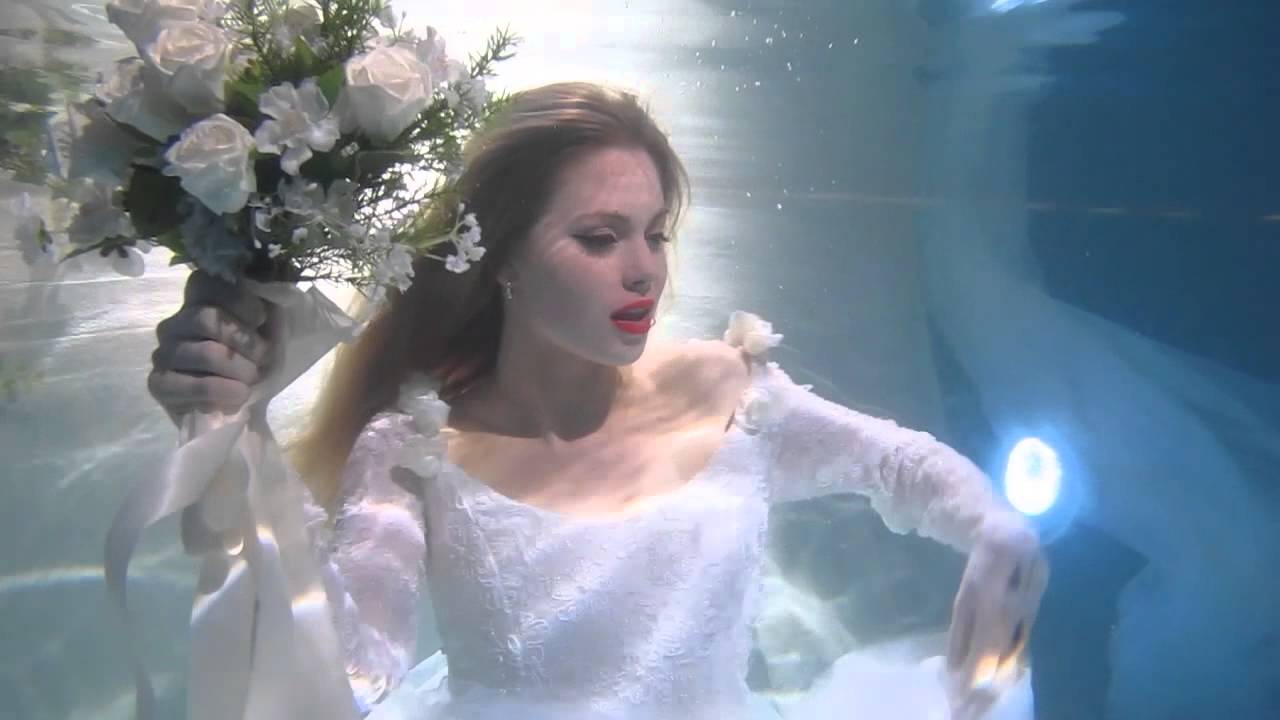 Underwater bridal fashion shoot - Alan Harbord