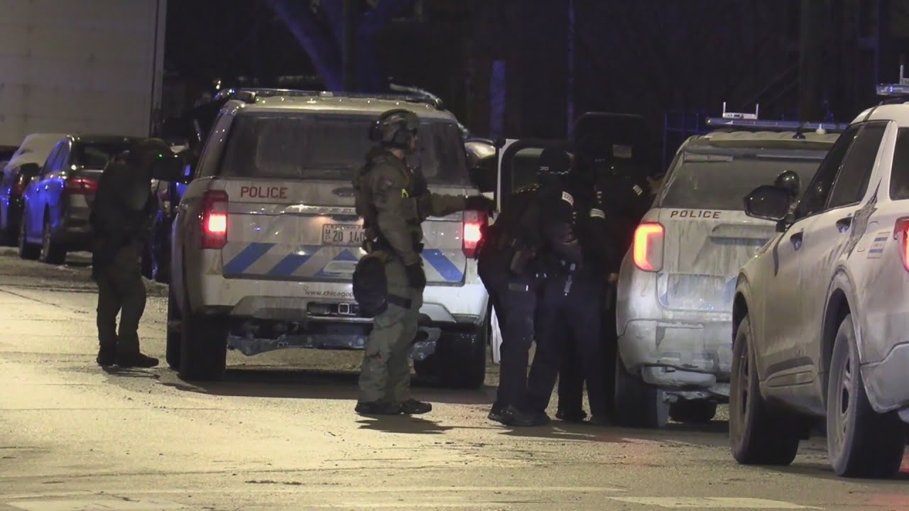 Officers on scene at active SWAT incident in South Shore neighborhood early Sunday morning, Chicago