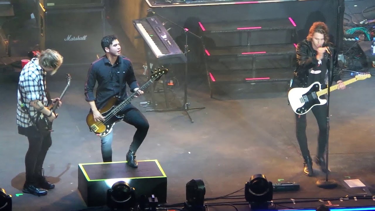 DISCONNECTED (5 Seconds Of Summer | 2017 Momentum Live MNL)