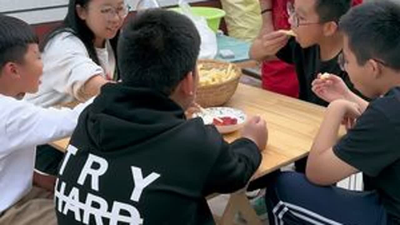 这两天孩子光在家帮忙打包了，今天多炸点薯条奖励孩子，闺女现在都愁五个弟弟结婚的时候了❤️#记录真实生活 #记录我的农村生活 #婆媳