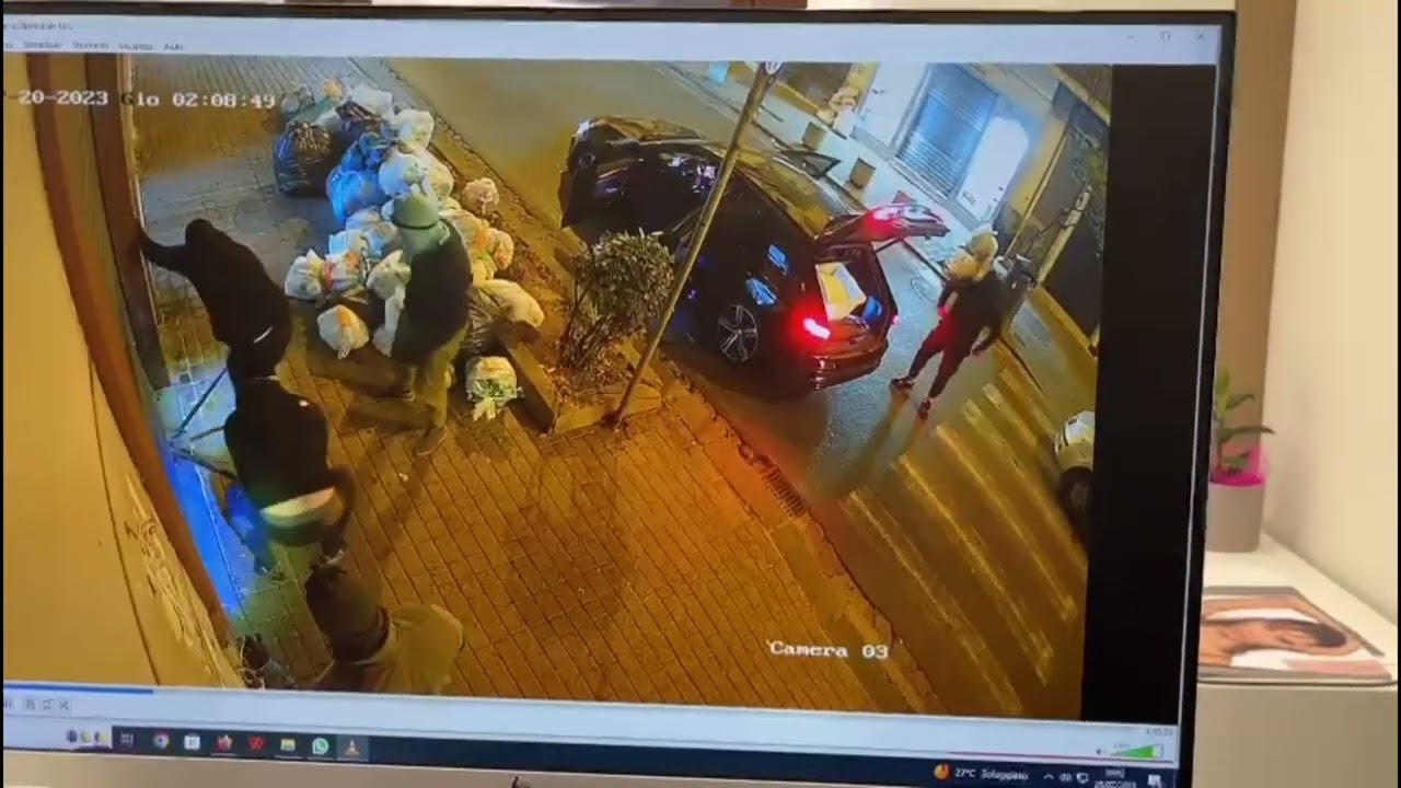 Ladri in azione nella notte a Salerno: colpo in una gioielleria di via Posidonia