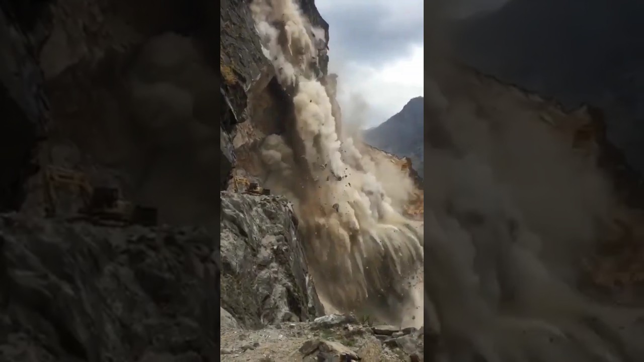land sliding in gilgit😭😱😱🤕 #landsliding #gilgitbaltistan #virelreel #virelvideo #hunzavalley