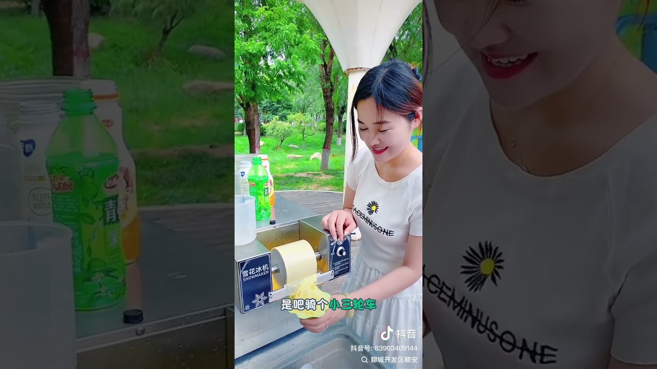 Set up a snowflake ice machine stall and start a small business. Adults and children love to eat