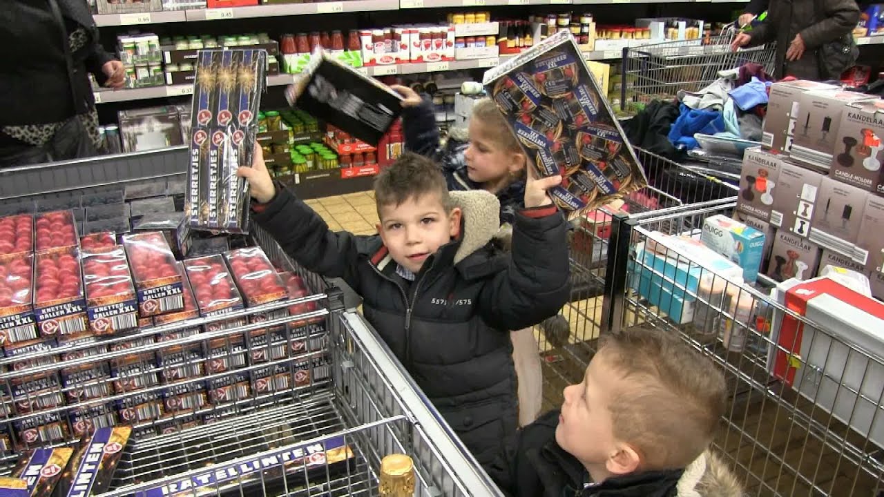HEEL VEEL ALDI VUURWERK AFSTEKEN MET KINDEREN!!!