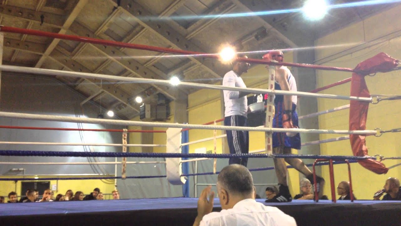 Combat boxe anglaise amateur : Selim, coin rouge, super-welters.