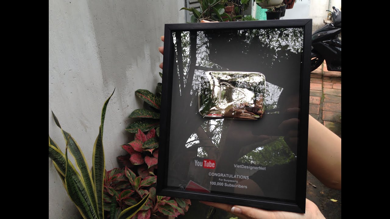 Youtube SIlver Play Button Unboxing - VietDesigner.net
