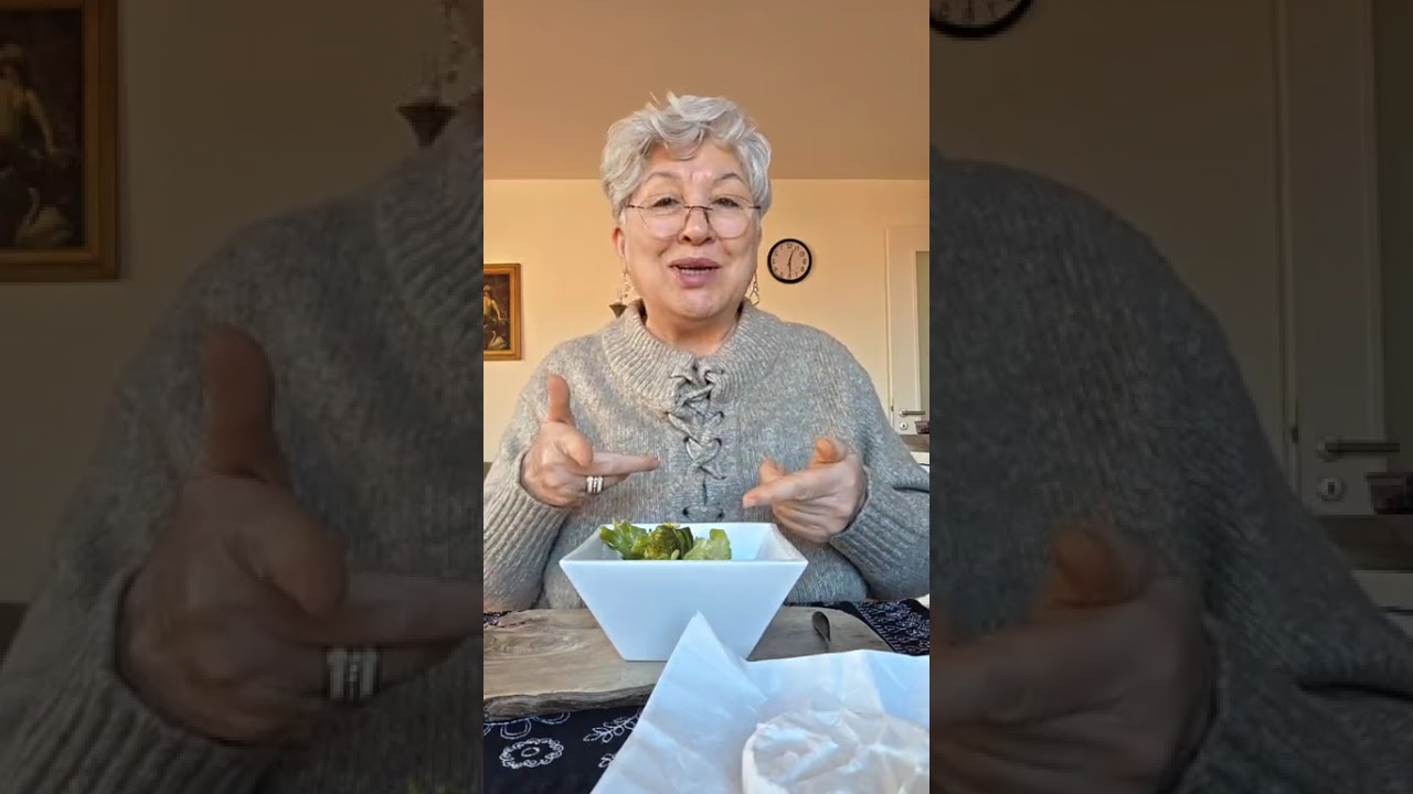 صبحانه امروز با شما 💕 شغلم و بروکلی آب پز ، نون سیاه و پنیر کاممبرت و سالاد و چای 🥦🫚🥬🍅🥒🧀