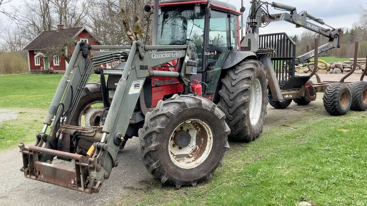 Köp Traktor Valtra Valmet 900-4 med lastare, skogsvagn och kran med grip på Klaravik