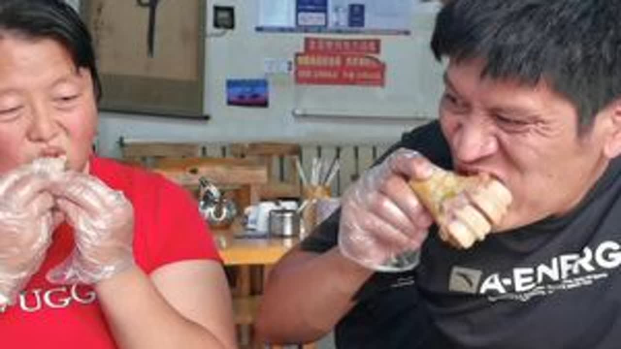 好几天没吃饱饭了，下饭店炒了一盘牛蹄子犒劳犒劳