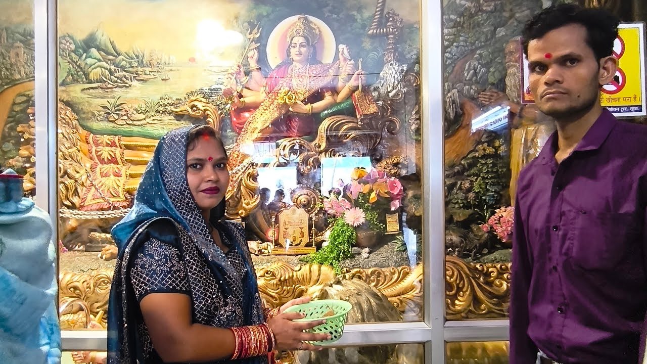 बैकग्राउंड में  माता जी हैं दर्शन कर लीजिए ❤️❤️