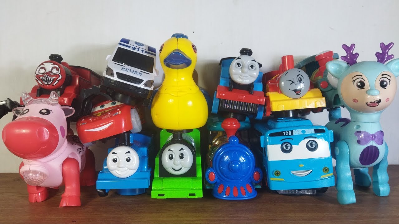 Colección de juguetes coloridos: trenes, autos y lindas amigas.