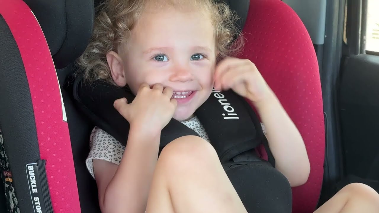 ХОТЕЛА ХВАТАТЬ ДЕТЕЙ И БЕЖАТЬ