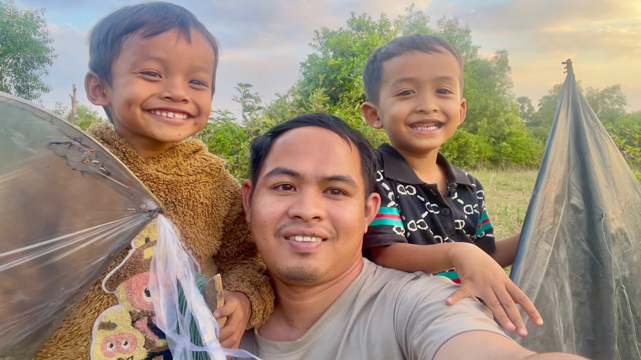 ហង្ហោះខ្លែងជាមួយស្មាត់ៗនៅក្រោយផ្ទះ