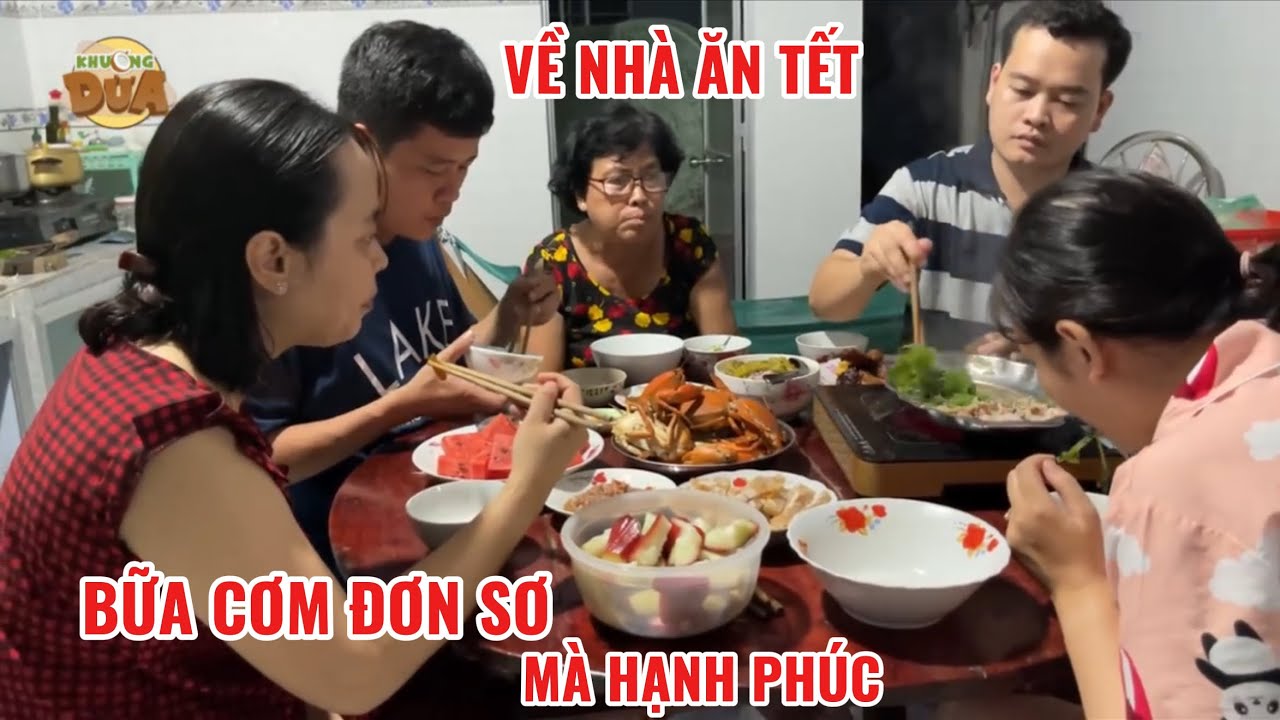 Khương Dừa “Về nhà ăn Tết”, bữa cơm Tết đơn sơ nhưng hạnh phúc
