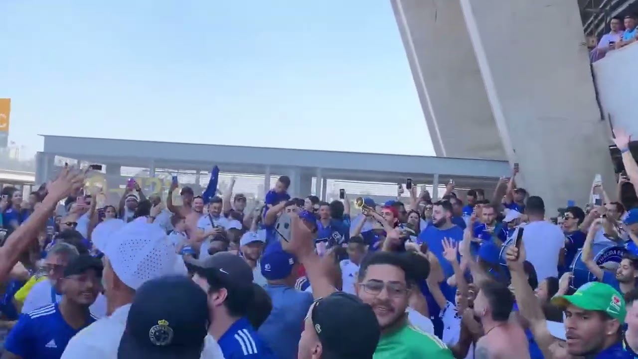 Uma bela Cigana jogou as cartas, e disse que meu cruzeiro vai ser campeão