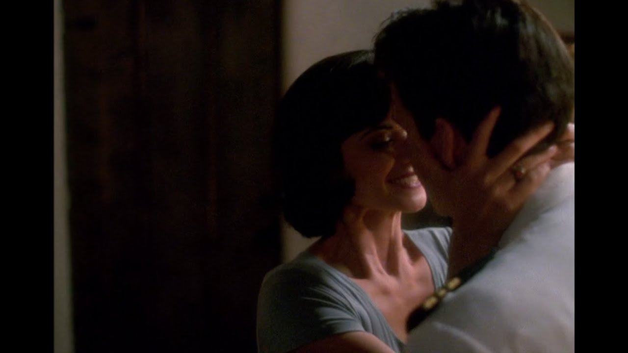 Harm and Mac the almost kiss JAG 2x10 