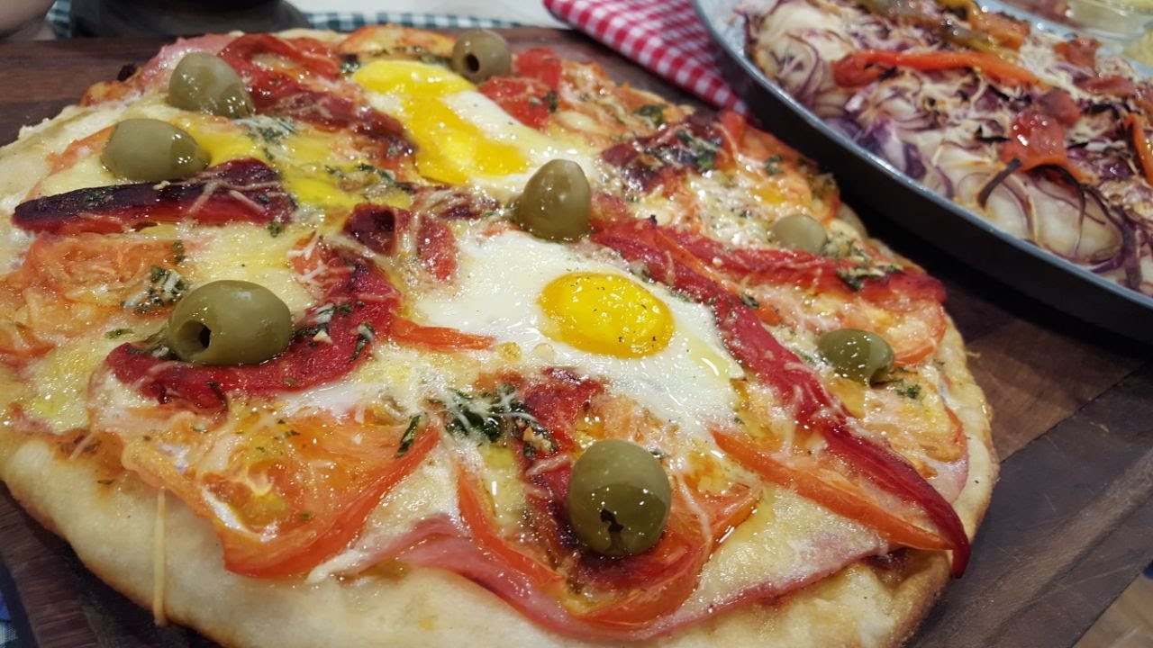 Pizzas al horno de barro, fugazzeta especial y de jamón, huevo y morrones