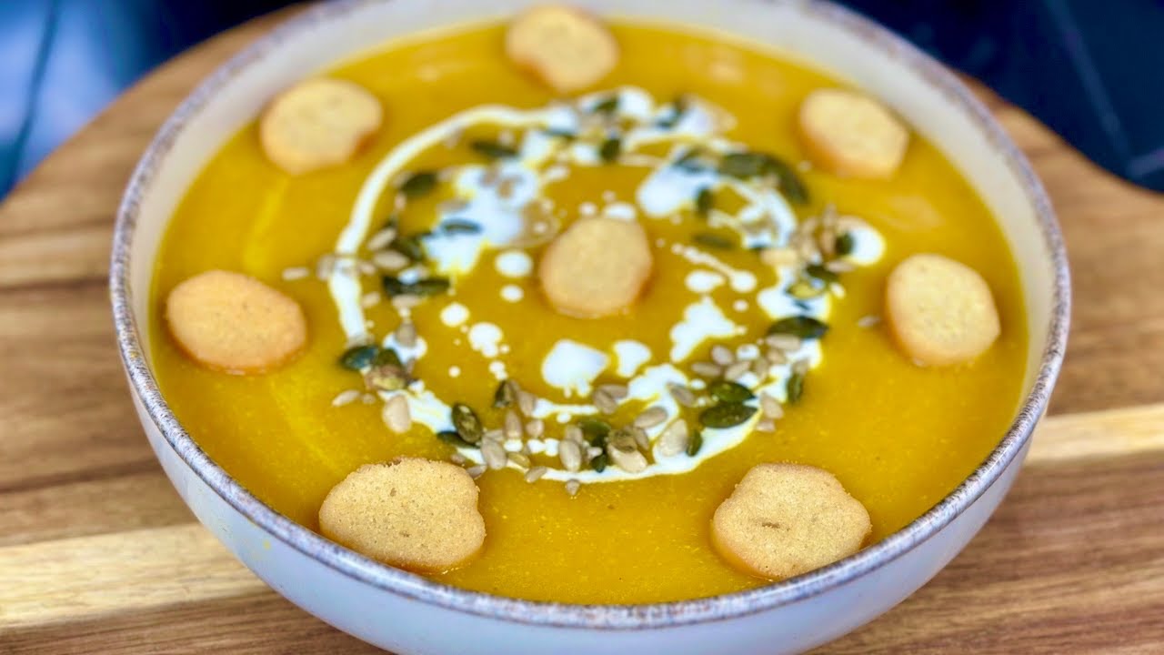 UNE RECETTE QUI RÉCHAUFFE 🥣 le velouté de POTIRON/POTIMARRON 🎃à la crème fraîche et aux graines 👩🏻‍🍳