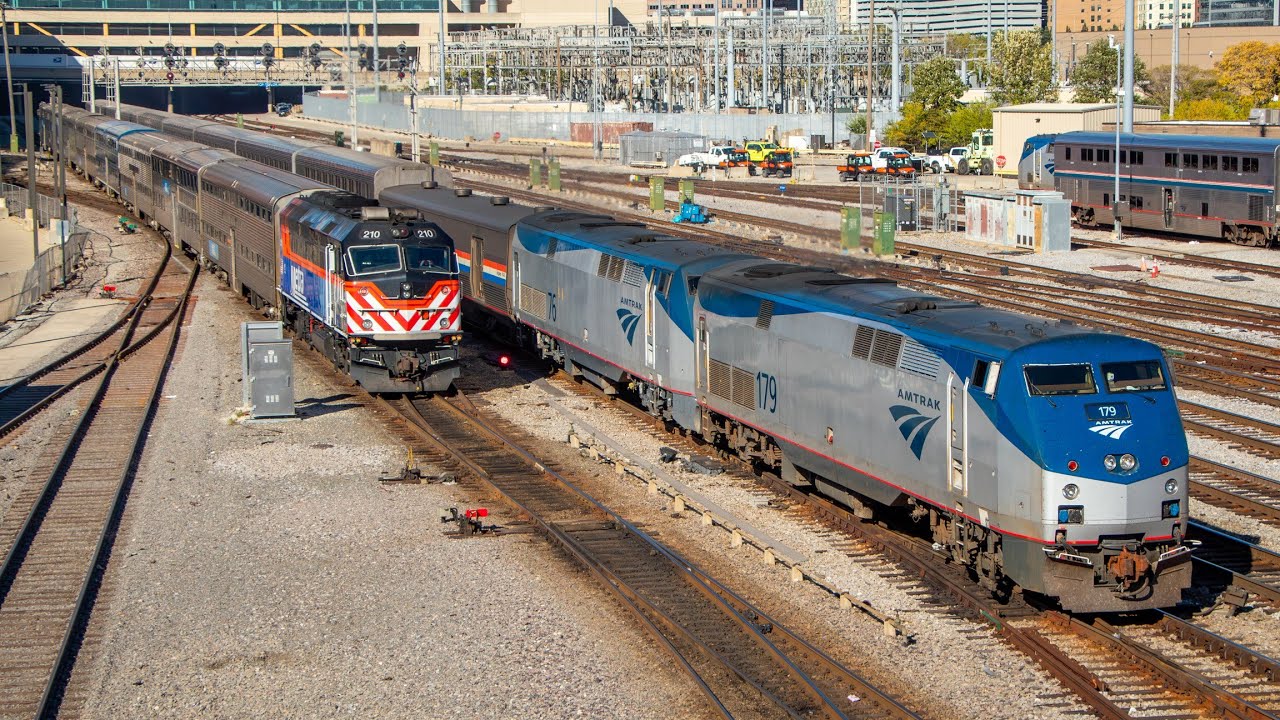 [RF] - Amtrak and Metra Trains at Roosevelt Road - Chicago Union Station