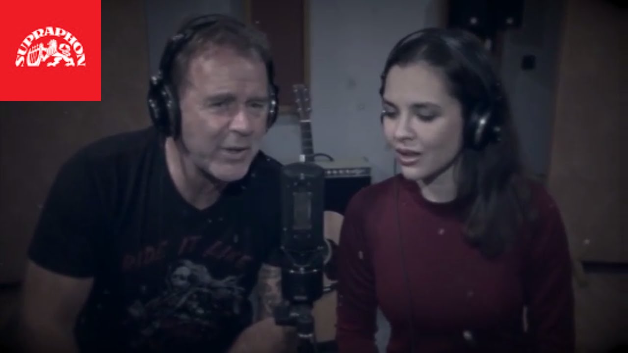 Jakub Smolík a Hedvika Tůmová - Zas Vánoce jsou (Oficiální video)