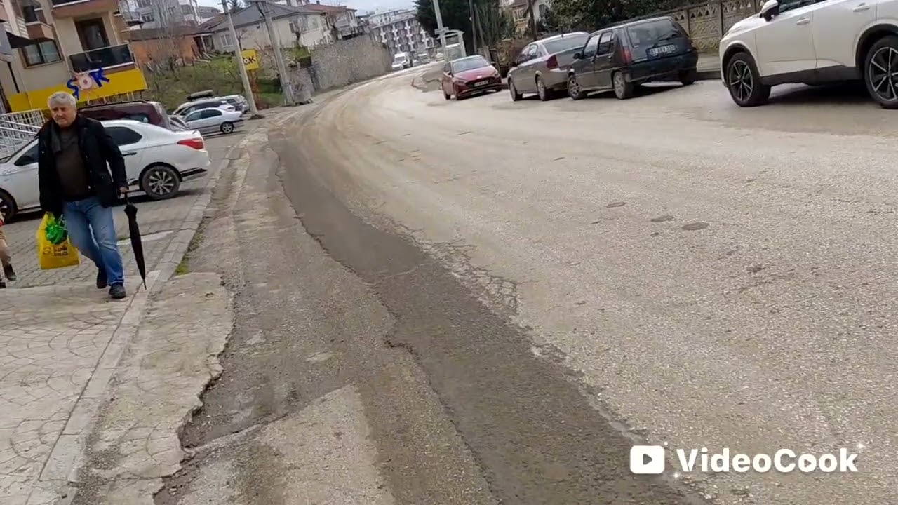 Kasabada geziyordum uzun yol.