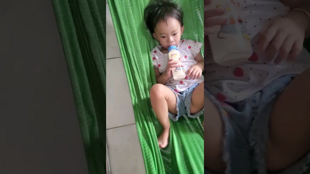 nhiệm vụ của con gái là ăn ngủ và uống sữa như thế này thôi.sướng quá con gái hè