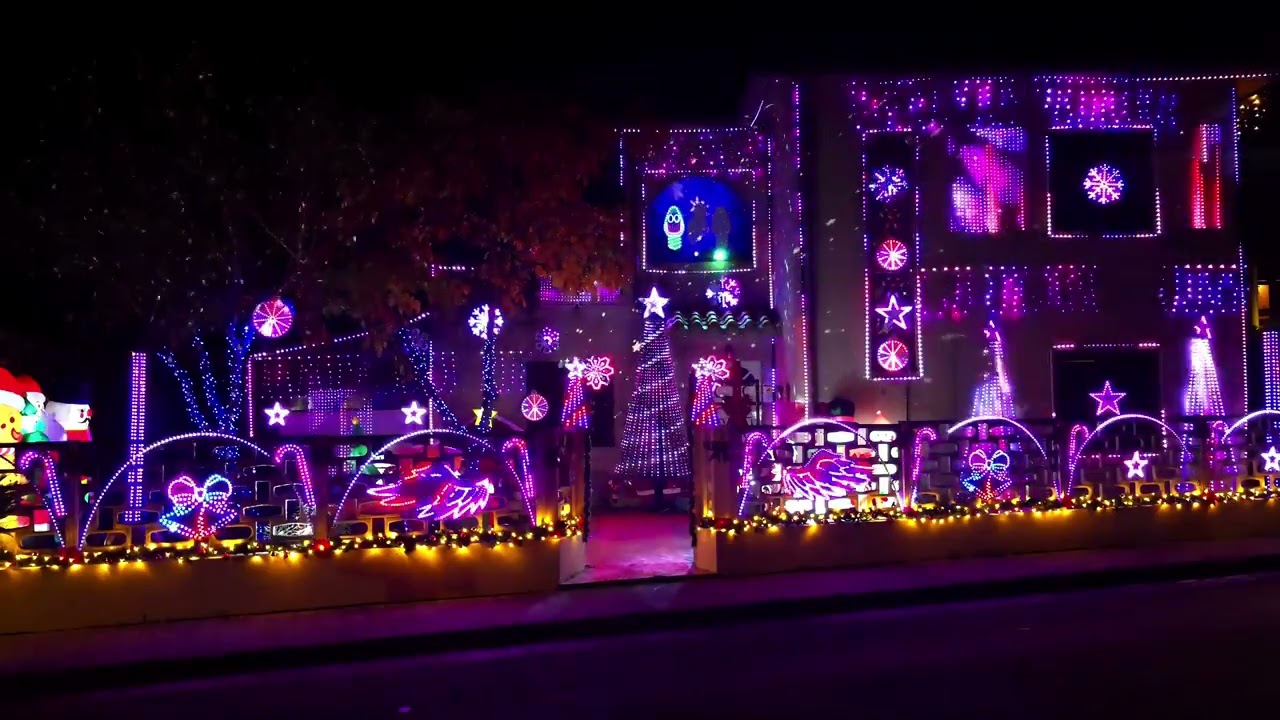 L'Amour Toujours - Christmas Light Show 2025