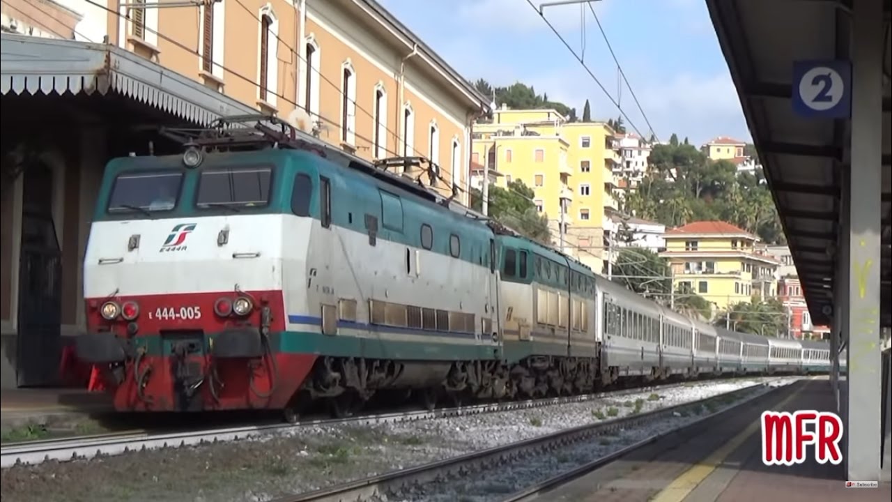 Ferrovia Andora - S.Lorenzo al Mare: PORTO MAURIZIO, Stazione di IMPERIA PORTO MAURIZIO.