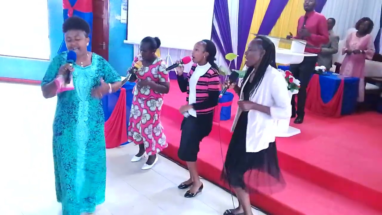 Wakusifiwa , wakuabudiwa ni wewe tu Mungu wa miungu/Pokea sifa eeh Mungu
