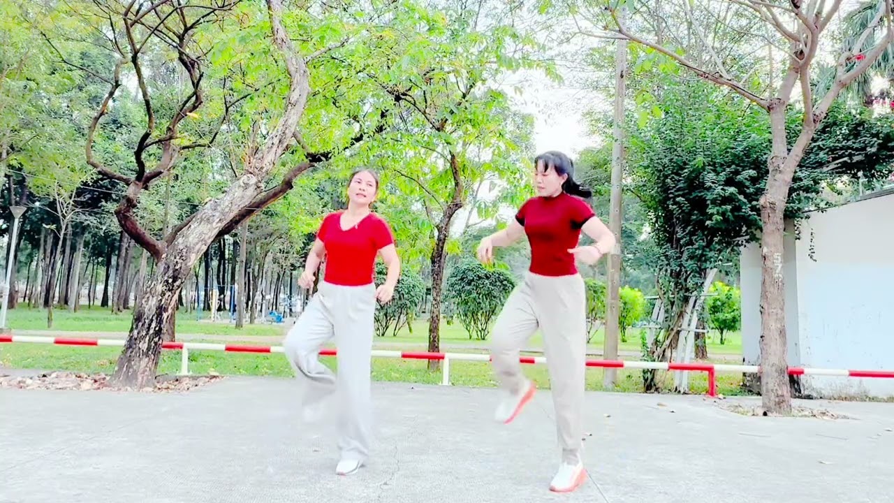Đôi chân mệt nhoài rồi mà vẫn chưa thuộc bài cả nhà ạ .😀😀😀😀