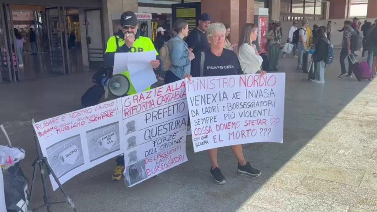 La protesta di lady Pickpocket: i volti delle borseggiatrici esposti in stazione a Venezia