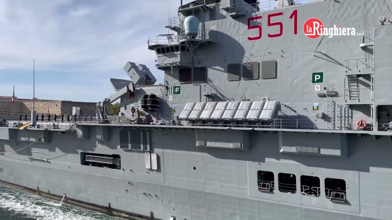 Taranto, nave Garibaldi entra in Mar Piccolo