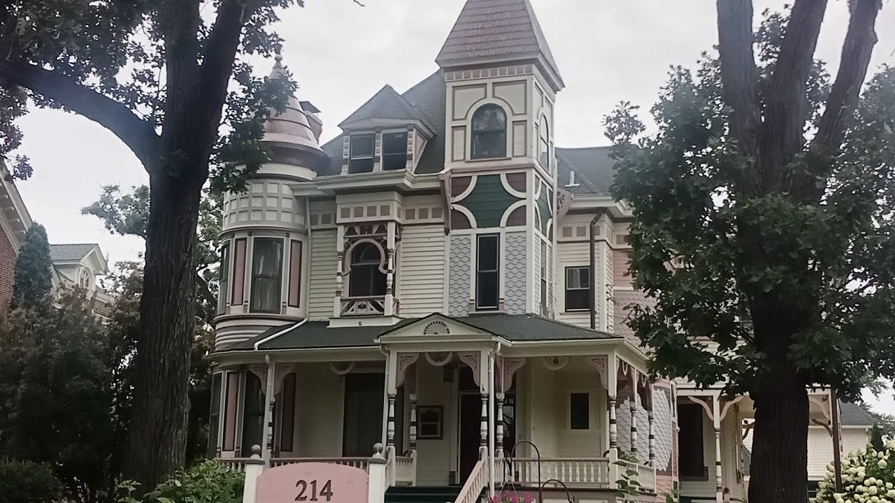 Beautiful Victorian mansion for sale in Elgin, Illinois (summer 2023)