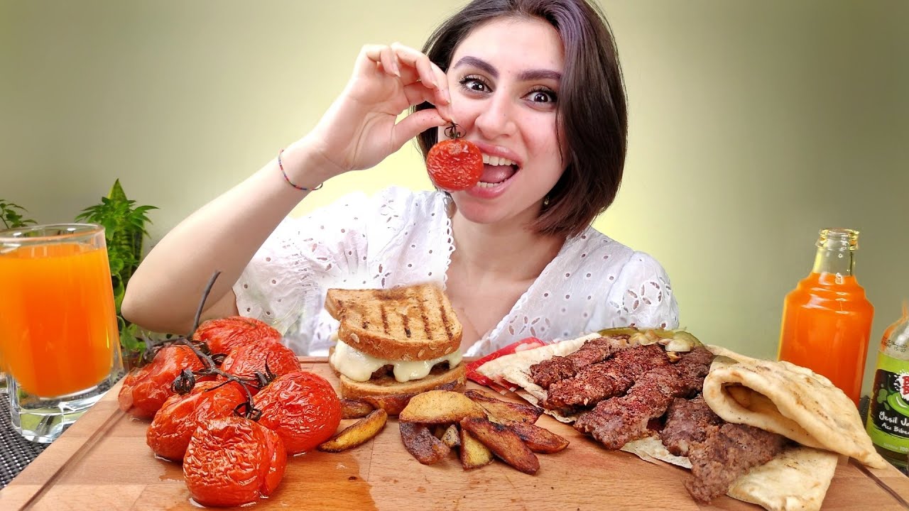 كباب مشوي مع برجر كباب و بيتزا كباب