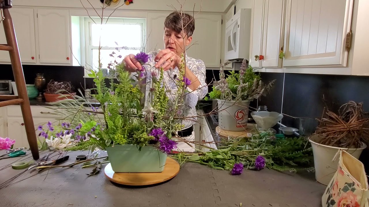 Creating height with armatures | Floral design tutorial | How to arrange flowers with an armature