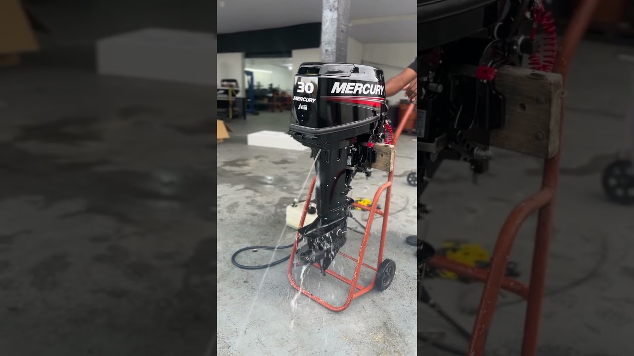 Ligando motor de popa Mercury 30 hp 2 tempos na orelha (lava motor) - Macar N&aacute;utica Joinville