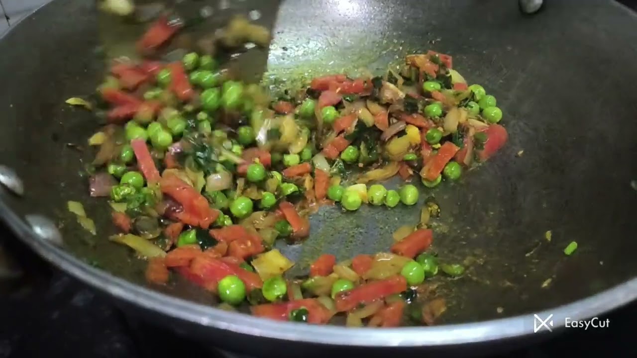 “Soft & Chatpata Poha Recipe 😋”
