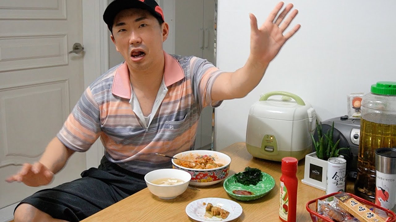 얼어붙은 몸과 마음을 녹여줄 따뜻한 콩나물국과 달걀 후라이 2개 거기다가 피를 맑게 해주는 미역과 어제 미리 볶아놓은 뎀쁘라 볶음과 함께 맛있게 한 끼 먹었습니다. 양념으로는 고추