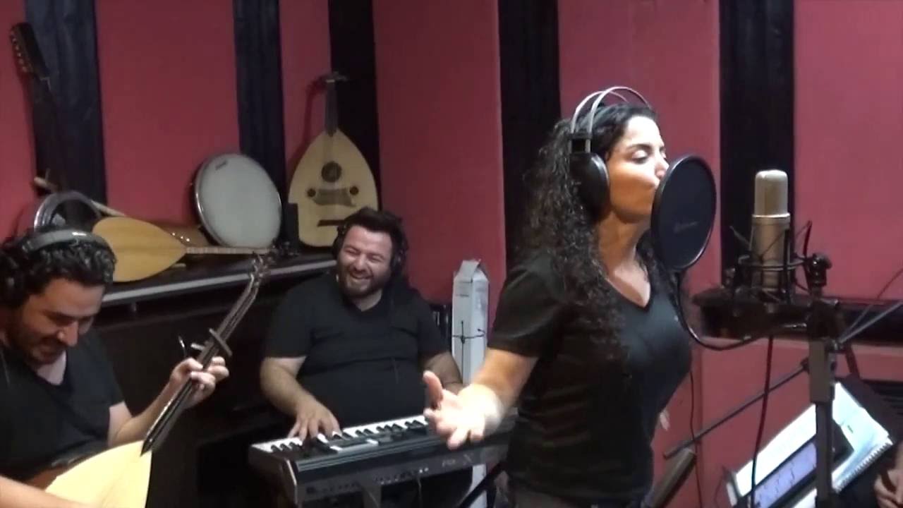 Deniz Toprak - Ela Gözlüm Ben Bu Elden Gidersem (Canlı Performans)