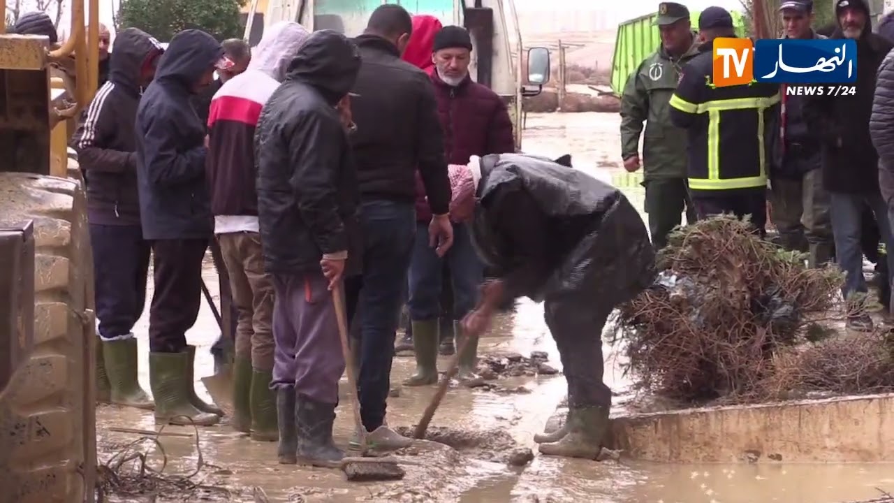 غليزان / تدخلات لمختلف المصالح لإزالة مخلفات الأمطار بعدة أحياء سكنية