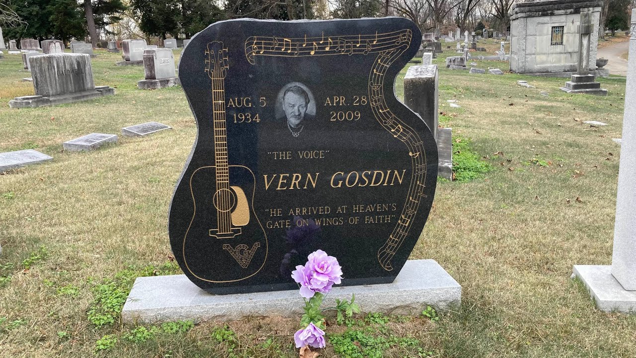 Taking a look at Vern Gosdin’s grave and home!