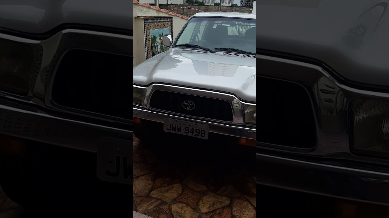 Mostrando uma Hilux 3.0 4x4 turbo  2003 em detalhes