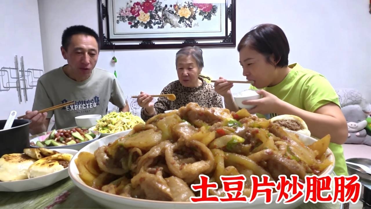东北土豆干泡了和肥肠一起炒，哏啾的臭香，小时候酒席桌上的硬菜【农人娟子姐】