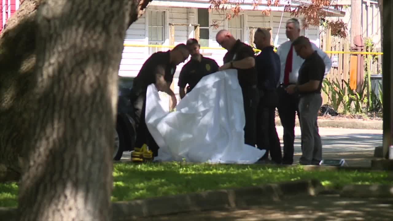 Двое сотрудников коммунальных служб округа Индиан-Ривер были застрелены возле библиотеки в Веро-Бич.