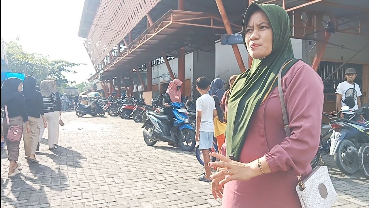 NURUTI ANAK-ANAK SEDINO MUTER-MUTER NANG TOKO BAJU ORA ONO SG COCOK 